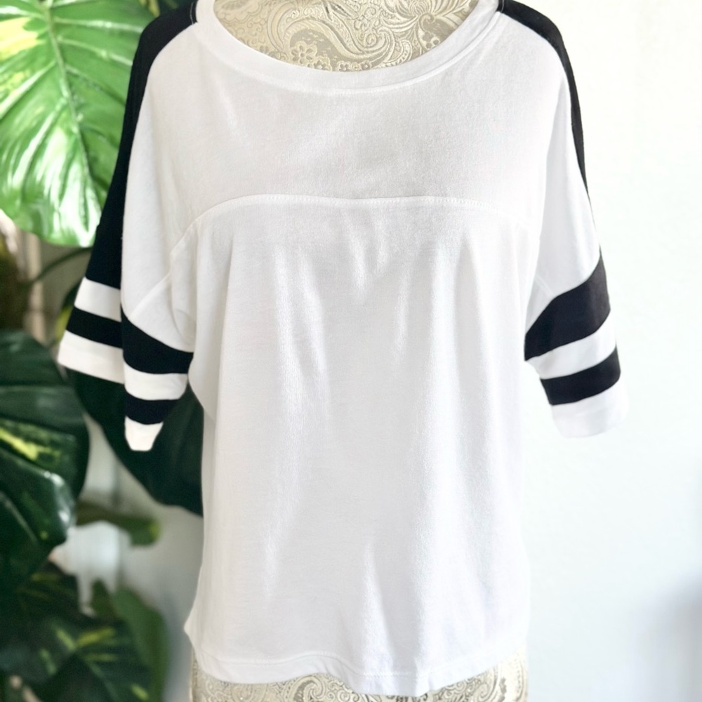 Forever 21 Black and White Short Sleeve Tee Sporty Gym Casual Soccer Medium